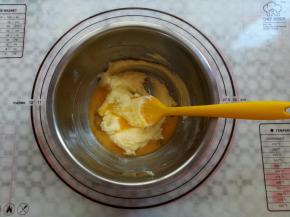 分2次加入鸡蛋液充分打发