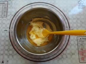 分2次加入鸡蛋液充分打发
