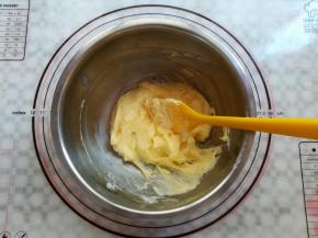 加入玉米油再次打发到顺滑状态