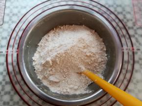 加入混合好的低筋全麦粉