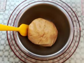 用刮刀翻拌到没有干粉状态，也可以戴上一次性手套抓匀