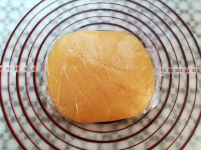 面团用保鲜袋包上放冰箱冷藏半小时