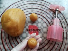 面团分成20克大小的小剂子