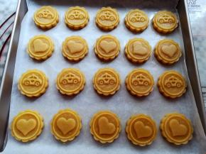 用月饼模具把饼干印出花纹