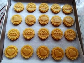用月饼模具把饼干印出花纹
