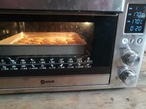 全麦饼干胚放入预热好的烤箱中下层，上下火170度烤20分钟