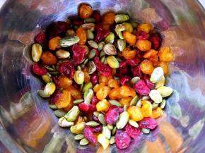 南瓜子烤熟凉透后，加入果干中搅拌均匀