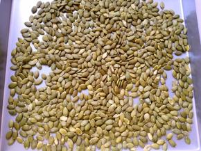 烤箱预热170度，把南瓜子烤6、7分钟