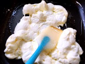 用刮棒翻压棉花糖，让棉花糖全部融化