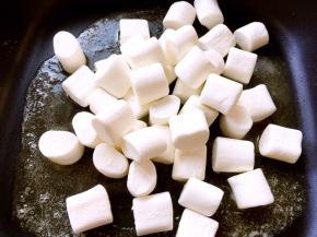 黄油融化后加入棉花糖