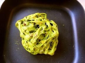 戴一次性手套，双手拿起多次撑开再对折，将干果跟饼干翻均匀，将干果跟饼干被棉花糖的千丝万缕充分包裹上