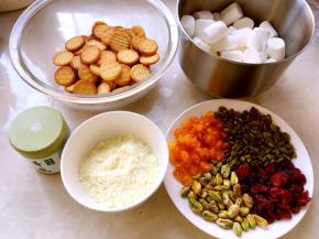 先准备好抹茶味的材料，再备上一双一次性手套，不粘烤盘铺油纸