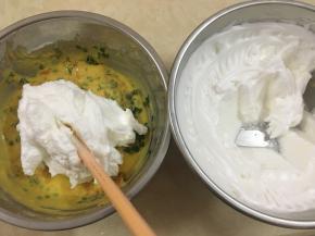 将1/3的蛋白加入到蛋黄糊里，并搅拌均匀，翻拌和切拌手法