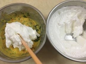 将1/3的蛋白加入到蛋黄糊里，并搅拌均匀，翻拌和切拌手法