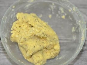 用手抓捏均匀，成团