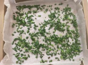 烘烤好的香葱，我没有烤得特别干～关系不大