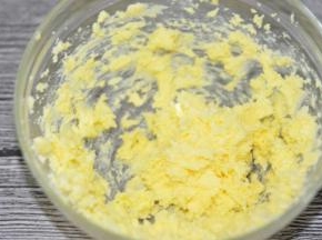 加入鸡蛋液，打至完全乳化（没有油水分离状）