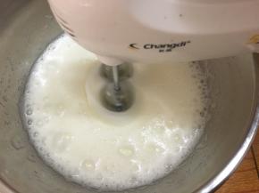 细砂糖分3次加入蛋清中打发

