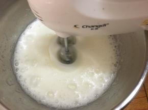 细砂糖分3次加入蛋清中打发
