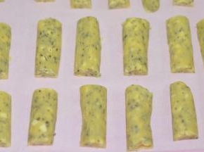 有间隔地铺在烤盘上
170度预热烤箱