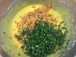 蛋黄糊里加入一半量肉松和香葱干（喜欢的可以多加一点，不超20g也是没多大影响的）