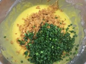 蛋黄糊里加入一半量肉松和香葱干（喜欢的可以多加一点，不超20g也是没多大影响的）