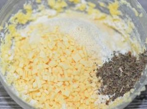 筛入混合粉，放入芝士粒和罗勒叶