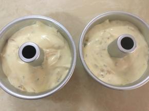 倒入模具，刮一下面糊，让面糊平整点，并轻震2、3下
