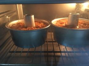 烤箱150度提前预热10分钟，将模具放入烤箱最中下层，150烤50分钟，出炉轻震2、3下，倒扣2小时放凉