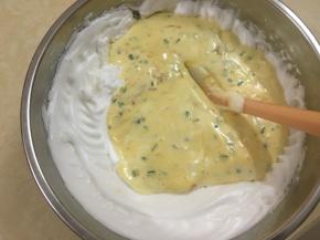 最后将蛋黄糊全部倒入剩将1/3的蛋白加入到蛋黄糊里，并搅拌均匀，翻拌和切拌手法下的2/3的蛋白里，并搅拌均匀
