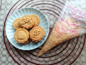 全麦饼干分2次用袋子装上，用擀面杖擀碎