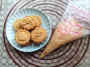 全麦饼干分2次用袋子装上，用擀面杖擀碎