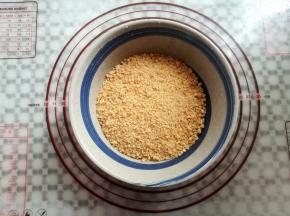 全麦饼干擀碎后放一边备用