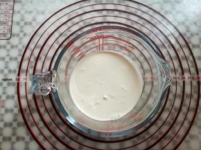 钢化玻璃杯里倒入淡奶油