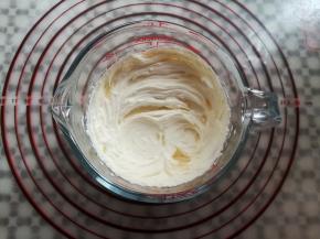 用打蛋器低速打发到有硬性花纹