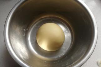 先把面粉、玉米面、奶粉、糖粉混合，再把酵母用温水化开倒入混合面粉中拌均匀，然后揉成光滑的面团，盖保鲜膜发酵