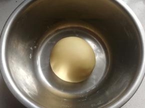 先把面粉、玉米面、奶粉、糖粉混合，再把酵母用温水化开倒入混合面粉中拌均匀，然后揉成光滑的面团，盖保鲜膜发酵