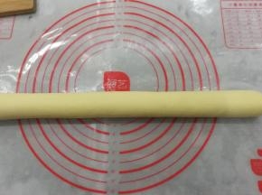 把发酵好的面团取出挤压排气后静置15分钟，然后搓成长圆条