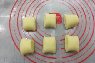 再把小段分割成均等的6个小剂子