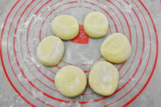 每6个一组，洒上手粉把小剂子用手稍微压扁