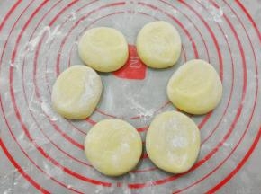 每6个一组，洒上手粉把小剂子用手稍微压扁