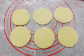 再用擀面杖擀成厚点的圆面片