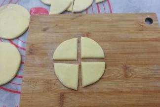 然后如图把圆面片切成4份，再把剩下的也全部切开备用