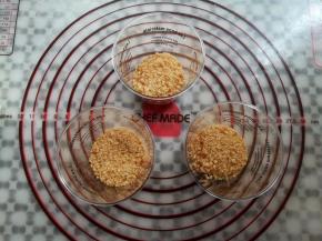 在杯子的底部铺一层全麦饼干碎