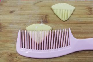 然后用干净的梳子如图在每块小面皮上压出花纹