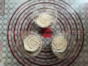 饼干上挤上一圈淡奶油