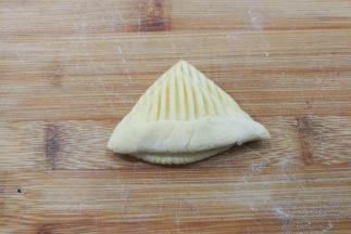 每两片一组叠起来，上下层错开，上层尾端处向上折起并稍微压扁