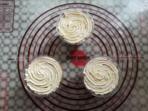 一层全麦饼干碎一层淡奶油交叉铺好