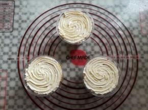 一层全麦饼干碎一层淡奶油交叉铺好