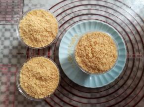 顶部撒上全麦饼干碎，为了好看，建议全麦饼干碎过筛撒表面